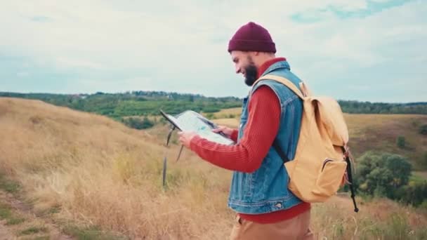 Turismo Sosteniendo Mapa Caminando Colina — Vídeos de Stock