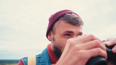 Gezgin dürbünle bakıp gülüyor.