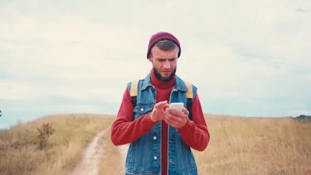 Turista Che Utilizza Navigazione Sul Cellulare Cammina Fuori — Video Stock