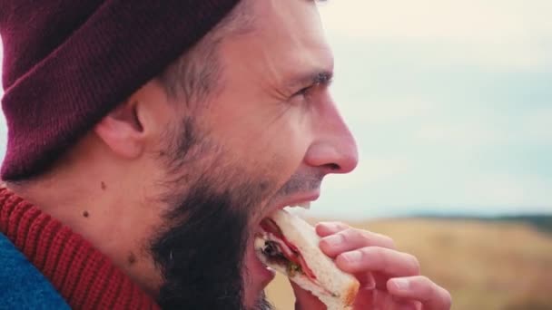 Perfil Del Hombre Comiendo Sándwich Afuera — Vídeo de stock