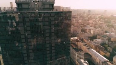 Modern gökdelenin ve binaların havadan görünüşü 