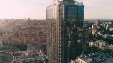 Şehir merkezindeki modern gökdelenin havadan görünüşü