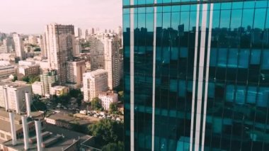 Endüstriyel bölgedeki gökdelen cephesinin hava görüntüsü