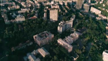 Ağaçlı yerleşim bölgesinin havadan görünüşü