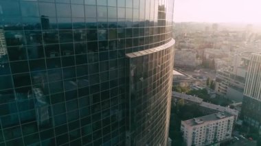 Şehirdeki modern gökdelenin havadan görünüşü