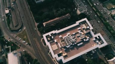 Gökdelen çatısı ve trafik yollarının üst görüntüsü