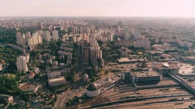 Gündüz şehir manzarasının hava görüntüsü