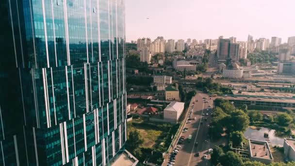 Vista Aérea Fachada Del Rascacielos Carretera Tráfico Los Edificios — Vídeo de stock