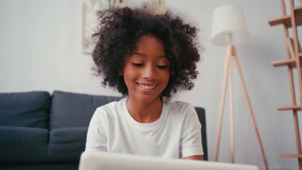 Sonriendo Chica Afroamericana Utilizando Tableta Digital Mientras Está Sentado Cerca — Vídeos de Stock