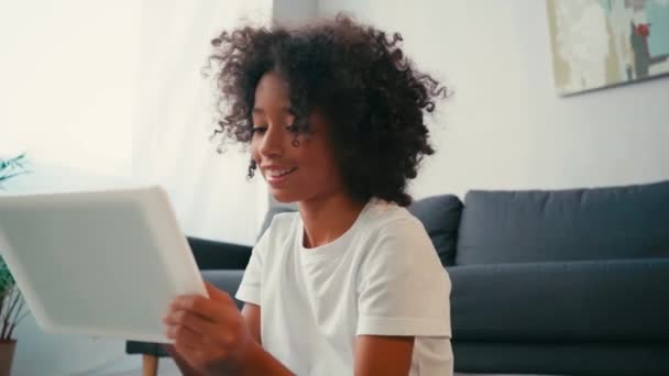 Chica Afroamericana Con Las Piernas Cruzadas Usando Digital Mientras Está — Vídeos de Stock