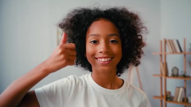 拥有大拇指的非洲裔美国女孩在家里看着相机的选择性焦点 — 图库视频影像