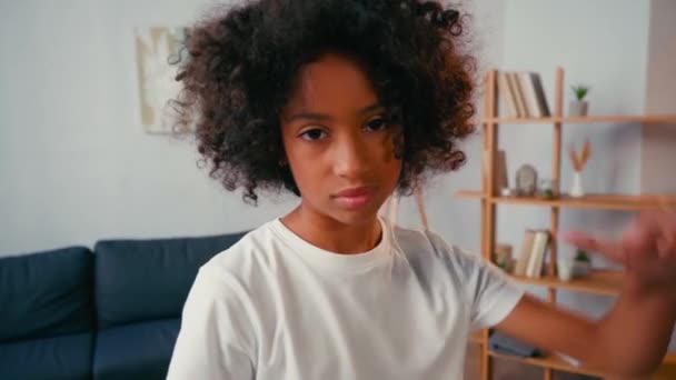 不满意的非洲裔美国女孩在家里的选择性关注 — 图库视频影像