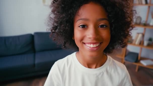 Enfoque Selectivo Chica Afroamericana Sonriendo Mirando Cámara Casa — Vídeo de stock