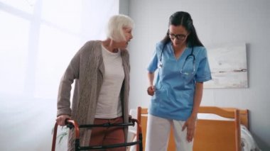 Yaşlı bir kadın aylaklarla yaşlı bir hemşirenin yanına gidiyor.