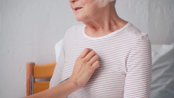 聴診器で高齢女性を診察する医師の — ストック動画