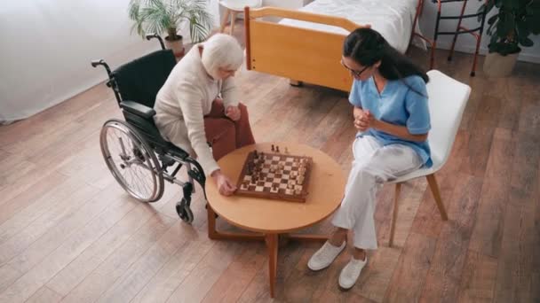 Vue Grand Angle Femme Fauteuil Roulant Jouant Aux Échecs Avec — Video