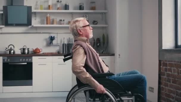 Pohled Boku Staršího Muže Invalidním Vozíku Jak Jede Dívá Okna — Stock video