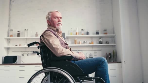 Vue Latérale Pensionné Triste Fauteuil Roulant Regardant Loin Caméra Dans — Video