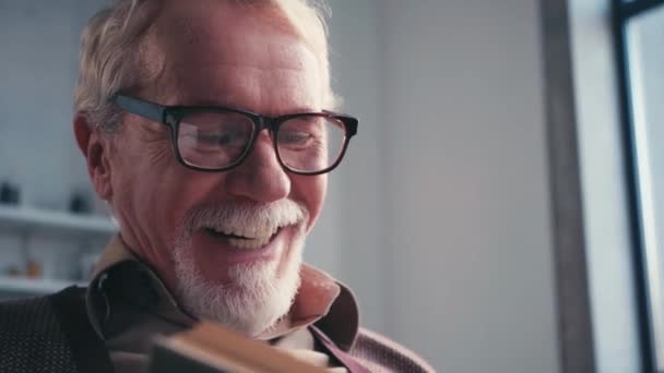 Porträt Eines Glücklichen Seniors Mit Brille Der Buch Auf Verschwommenem — Stockvideo