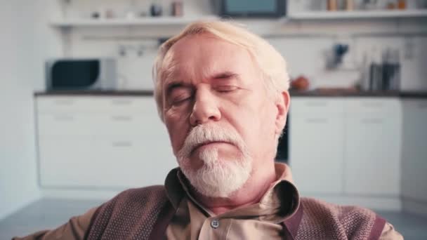 Retrato Hombre Pelo Gris Serio Mirando Cámara Sobre Fondo Borroso — Vídeos de Stock