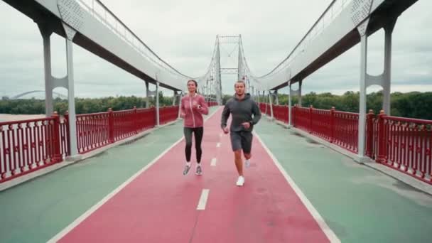 Läufer Sportkleidung Laufen Auf Brücke Mit Naturlandschaft Hintergrund — Stockvideo