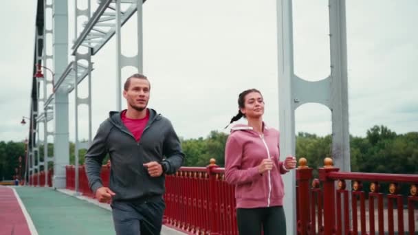Paar Athletischer Läufer Mit Smartwatches Die Auf Brücke Laufen Zeitlupe — Stockvideo