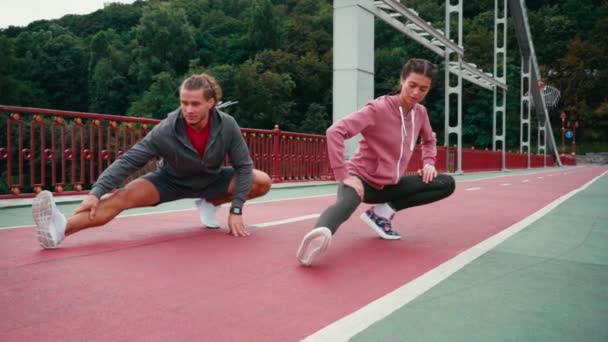 Mann Und Frau Sportkleidung Machen Sturzflüge Auf Brücke Mit Der — Stockvideo