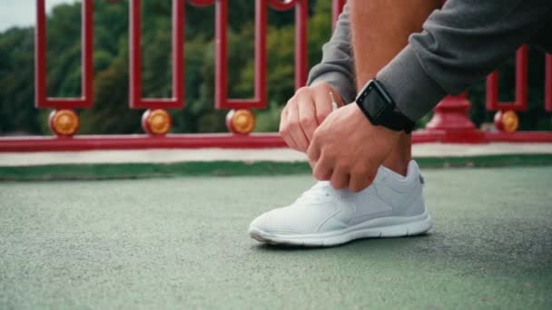 Gesneden Weergave Van Sportman Met Smartwatch Koppelveters Van Sneaker Brug — Stockvideo