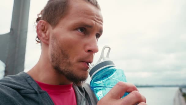 Sediento Deportista Beber Agua Botella Deportes Sobre Fondo Borroso — Vídeos de Stock