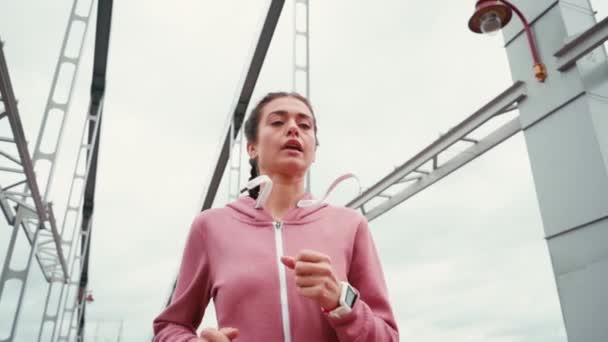 Köprüde Koşan Öksüren Yorgun Sporcu Kadının Düşük Açılı Görüntüsü — Stok video