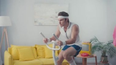 Oturma odasında spor bisikleti eğitimi, retro spor konsepti