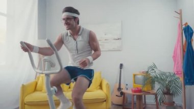 Oturma odasında spor bisikleti eğitimi, retro spor konsepti