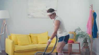 Sporcu dansı, süpürge temizleme salonu, retro spor konsepti