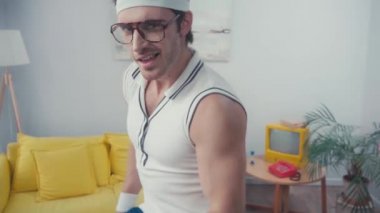 Spor bisikleti antrenmanında ellerin olmadan oturma odasında.