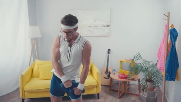 Sportsman Dans Les Lunettes Levage Haltères Avec Les Mains Tendues — Video