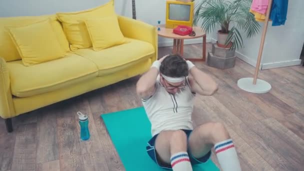 リビングルームでフィットネスマットでAbs樹脂製のスポーツマン レトロなスポーツコンセプト — ストック動画