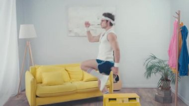 Spor spikeri, evde koşarken, retro spor konsepti