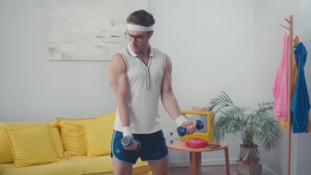 スポーツマン不法占拠 家庭で体重を持ち上げながら レトロなスポーツの概念 — ストック動画