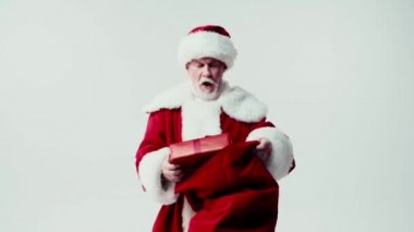 Sürpriz Noel Baba hediye kutusunu beyaz torbadan çıkardı.