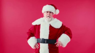 Sıkı Noel Baba, elleri kalçasında sallanan parmak kırmızıda izole edilmiş.