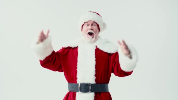Emocionado Santa Claus Hablando Haciendo Gestos Tocando Cinturón Aislado Blanco — Vídeos de Stock