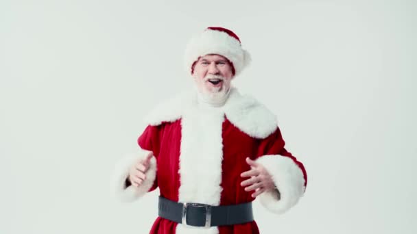 Emocionado Santa Claus Riendo Tocando Vientre Aislado Blanco — Vídeos de Stock