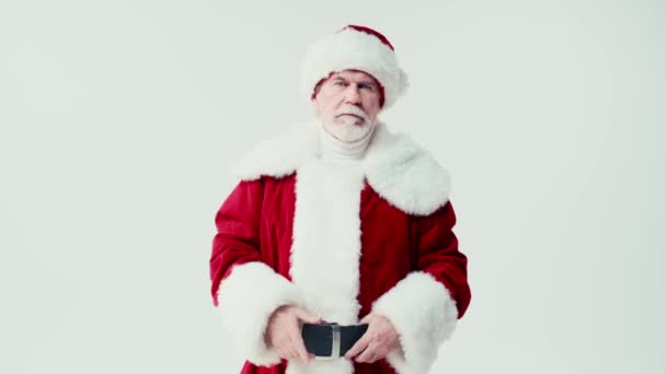 Estricto Santa Claus Hablando Moviendo Dedo Cámara Aislado Blanco — Vídeos de Stock