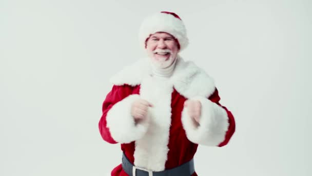 Alegre Santa Claus Bailando Mientras Mira Cámara Aislada Blanco — Vídeos de Stock