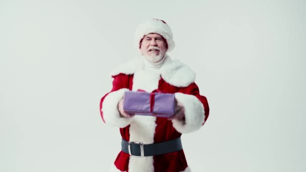 šťastný Santa Claus prezentaci dárkové krabice při úsměvu na kameru izolované na bílém