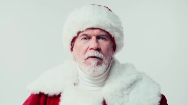 Ernste Weihnachtsmann Reden Und Erhobenen Zeigefinger Auf Weiß Isoliert — Stockvideo