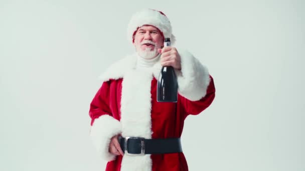 Wesoły Święty Mikołaj Pokazując Butelkę Szampana Kamerze Odizolowany Białym — Wideo stockowe