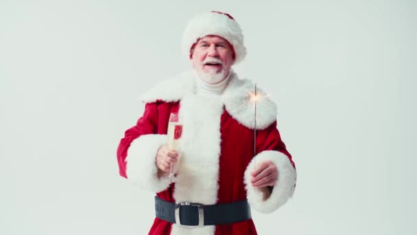 Freudiger Weihnachtsmann Mit Champagnerglas Und Wunderkerze Auf Weißem Grund — Stockvideo