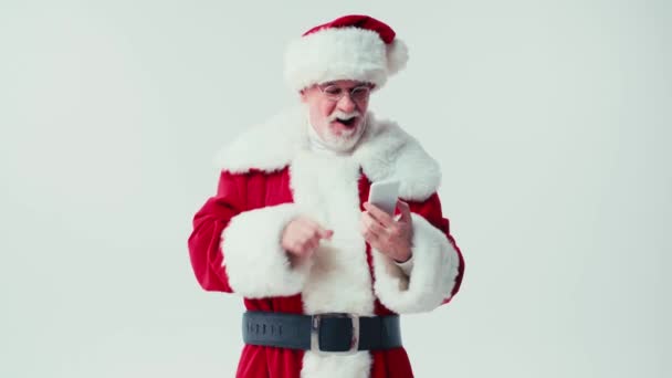 Smiling Santa Claus Showing Mobile Phone Green Screen Isolated White — Stock Video