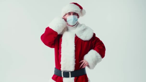Weihnachtsmann Zieht Medizinische Maske Und Lacht Isoliert Auf Weißem Grund — Stockvideo